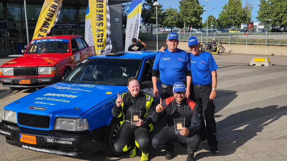 Andreas Hovind med kartläsare Catalina Floberg och teamet firar segern i rally-SM. 