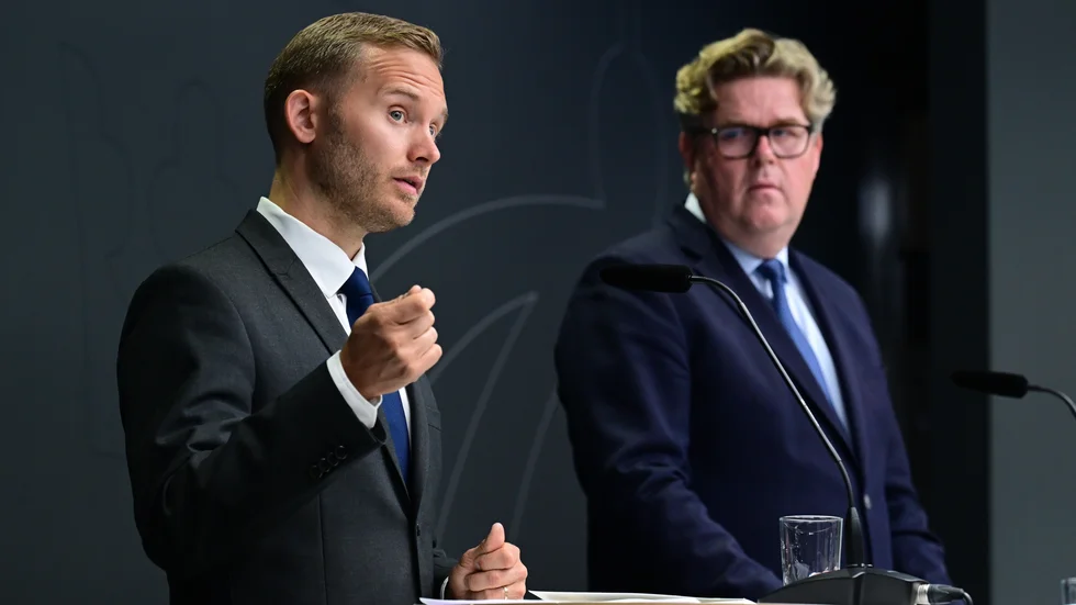 Trygghetsberedningens ordförande Henrik Vinge (SD) lämnar över slutbetänkandet till justitieminister Gunnar Strömmer (M).
