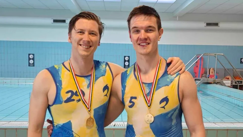 Enköpingssönerna Johannes Ålander och Anton Sagström tog guld på Nordiska mästerskapen i undervattensrugby.