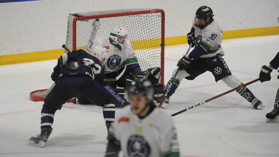 Oliver Braunke gjorde två av målen mot Mälarö. Här träffar han dock klockrent i stolpen med sitt skott. GIK stod för en imonerande vändning i play off-mötet.