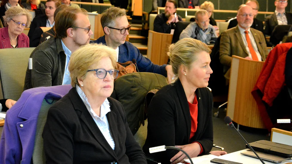 Moderaterna Ingrid Cassel och Sophia Jarl under ett möte i fullmäktige.