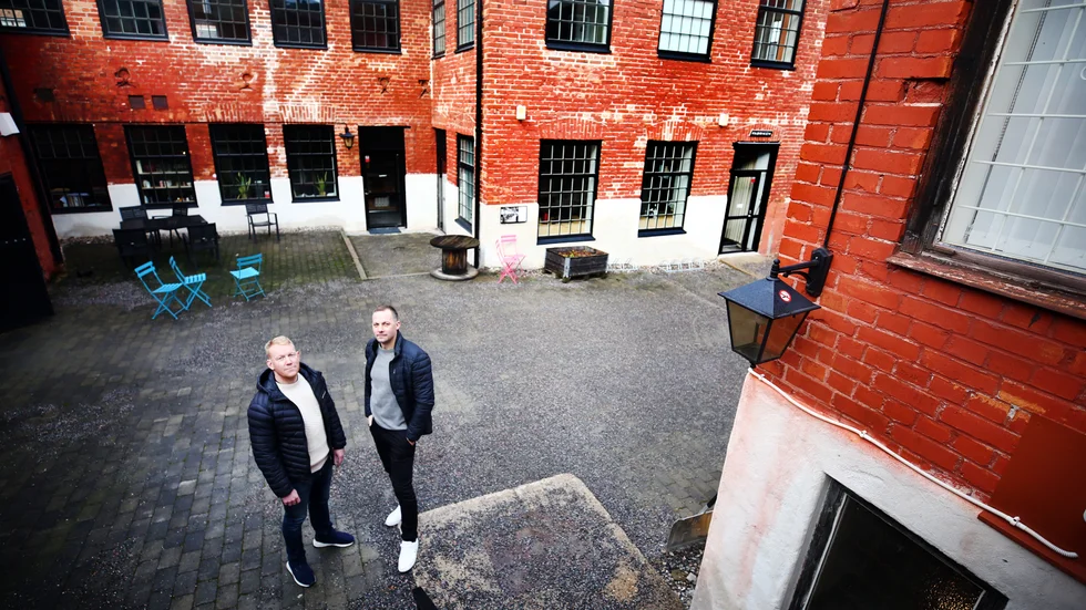 "I Eskilstuna blir vi nog inte skitomtyckta just nu. Men alla driver sina bolag på sina egna förutsättningar. Alla gör sin egna bedömning, det här är vår", säger Mattias Stjernström, vd för Klara bostad Eskilstuna AB. På bilden även delägaren och kompanjonen Tobias Spångberg.