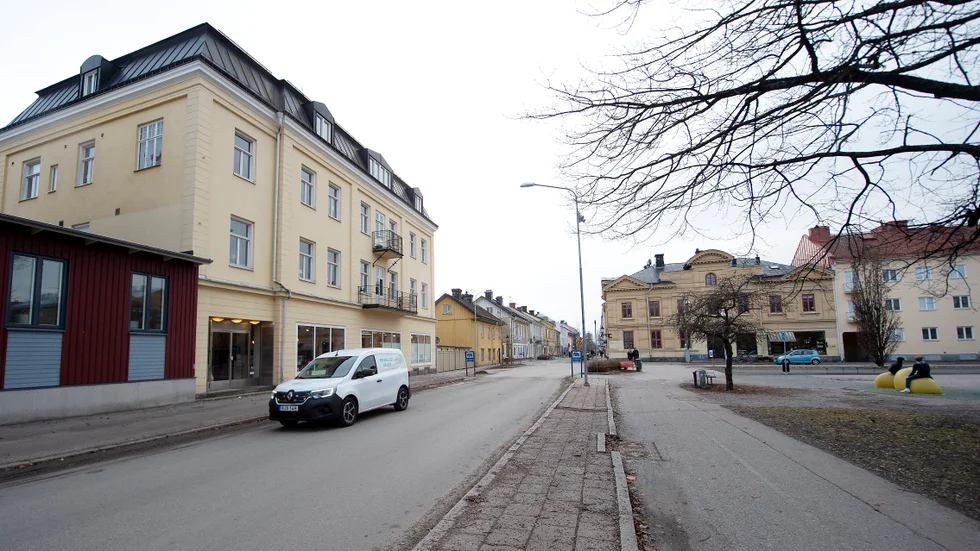 Busshållplatserna vid sporthallen är tänkta att flyttas till Gripsholmsparken. Insändarskribenten är inte imponerad.