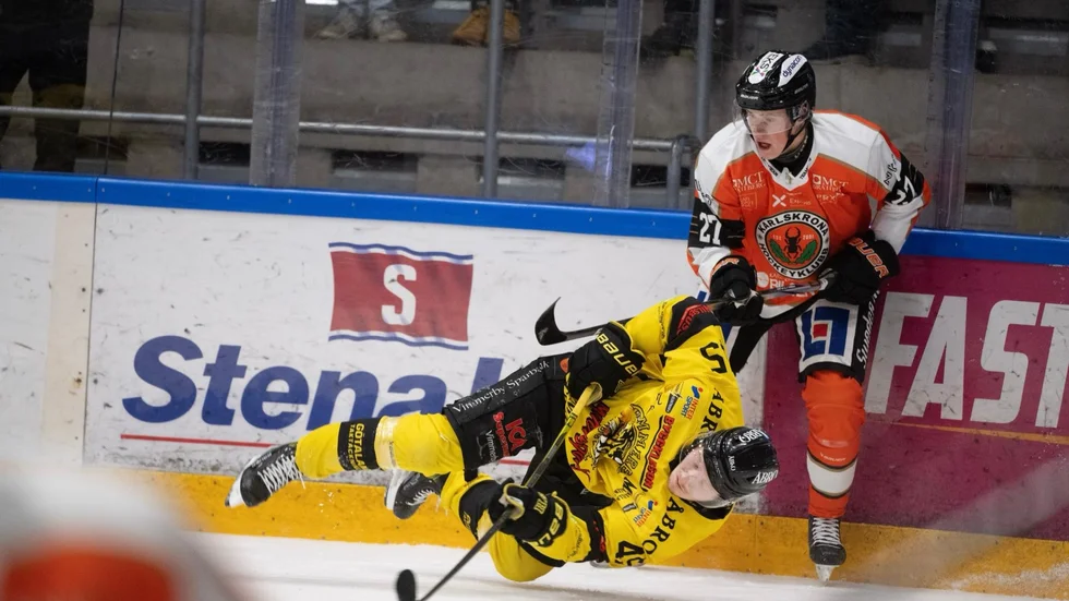 Vimmerby Hockey föll tungt borta mot Karlskrona med 2-0. I och med att Kristianstad samtidigt vann sin match fixade VH inte seriesegern.