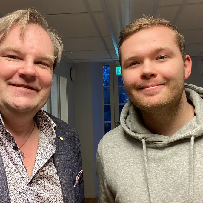 Radiosnack. Ludvig Forsman, fotbollsspelare i IFK Motala, gästar veckans Sportsnack. Ett snack om IFK, Motalafotbollen och "Affe guldfot". Plus vem som är bäst i familjen.