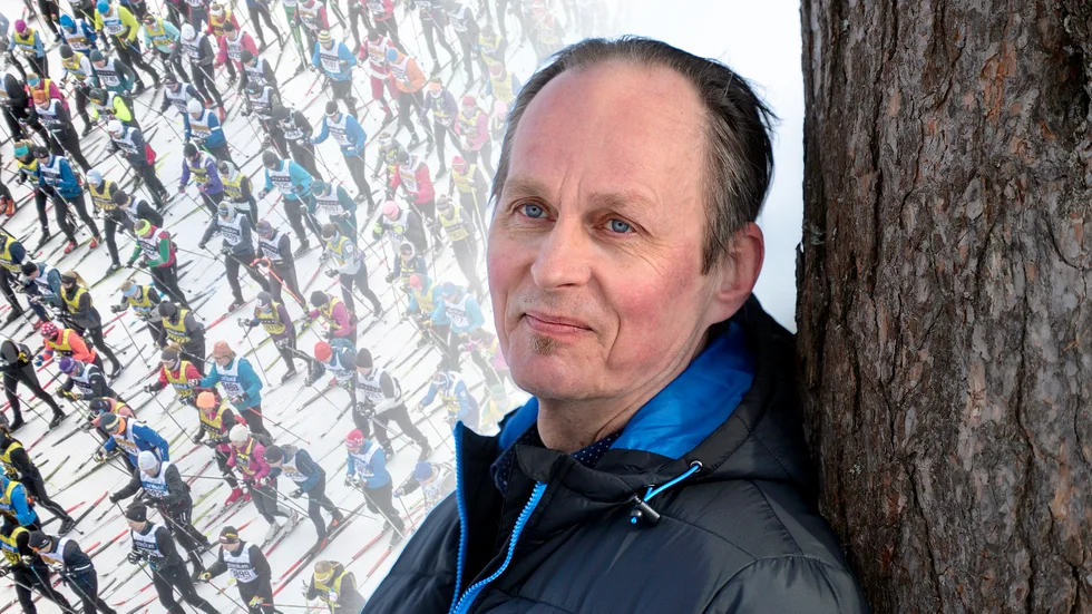 Författaren Mikael Niemi, som åker sitt 12:e Vasalopp på söndag, fullkomligen älskar starten i Berga by. "Alla dessa människor som delar min kärlek till skidåkning", säger han.