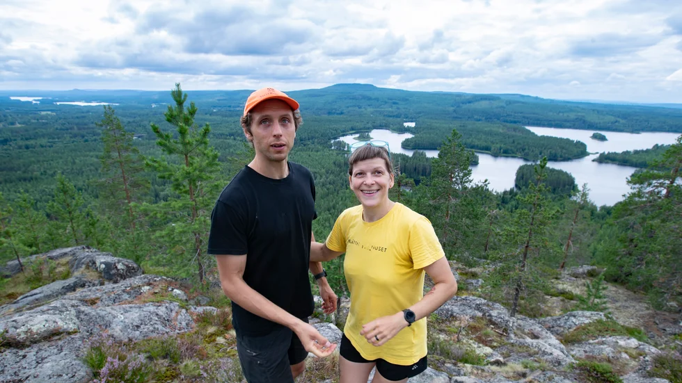 Joel och Mirna Đapić Öberg fick nu uppleva de tre bergen Snöberget, Snipen och Niemiselsberget som kringgärdar deras hemby Niemisel. Här är det uppe på Snipen med Snöberget i fonden. 