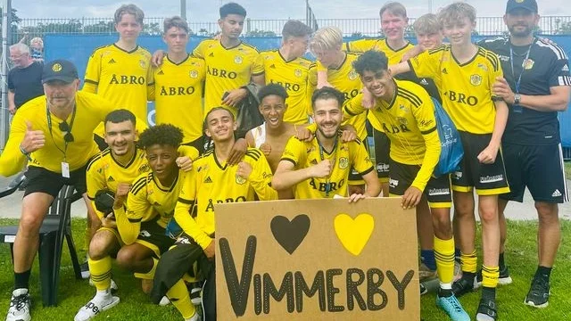 Vimmerby IF:s P16-lag efter sin andra seger mot Sandåkerns SK i Gothia Cup.