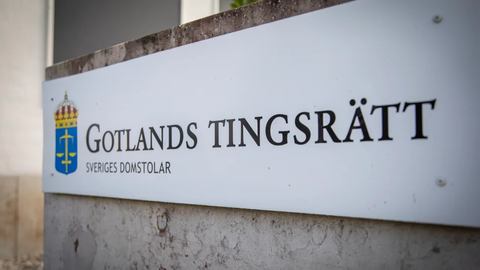 ”Jag kommer spränga socialtjänstens trapphus imorgon bitti när ni alla är där inne”, sa kvinnan i telefon till två tjänstemän på socialtjänsten hos Region Gotland.  