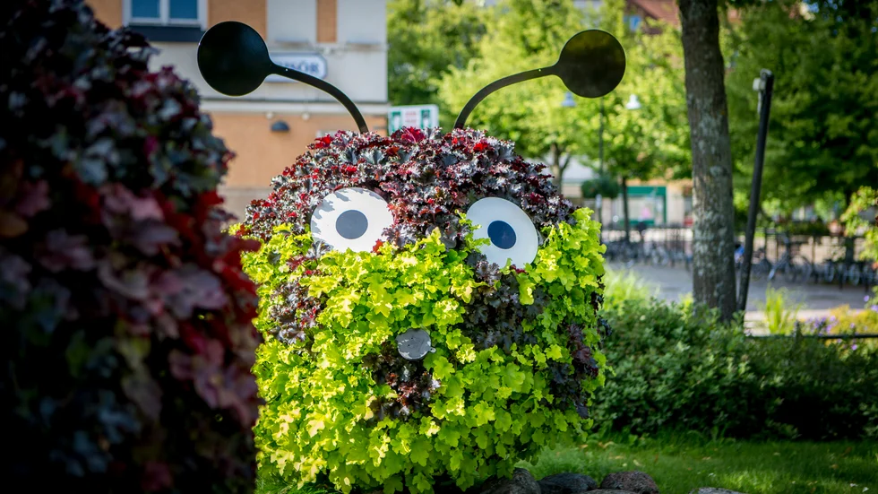 Figurer av alunrot vid Katrineholms tågstation gladde signaturen "Malin". 