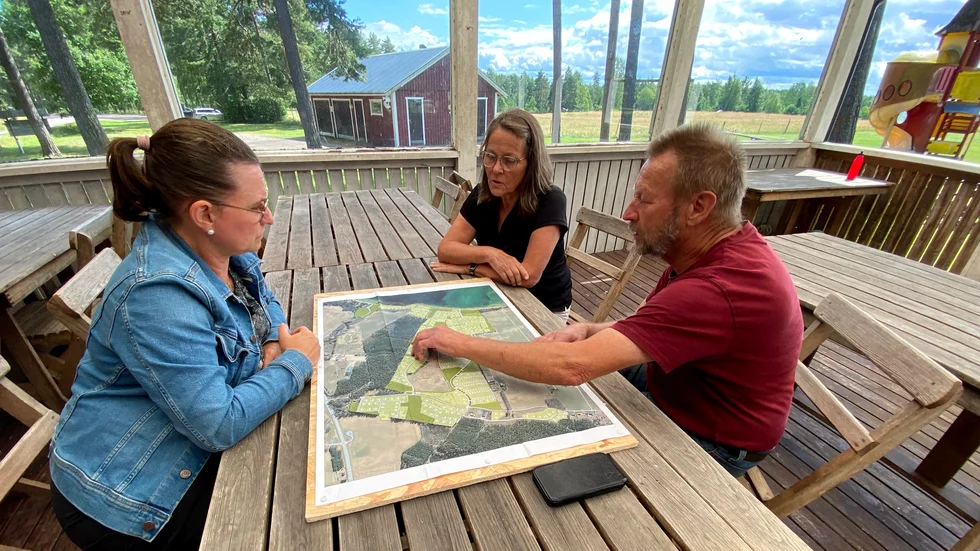 Katarina Nestor, Christin Jäderbo och Rolf Hammarlund protesterar mot kommnens förslag till ny detaljplan i Djurkälla. De anser inte att man bör bygga bostäder på bördig jordbruksmark.