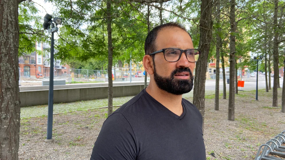 Eskilstunabon Alyas "Elias" Hanna känner sig bedrövad efter att ha blivit uppsagd från tjänst inom grundskolan i Eskilstuna och är oroad över att behöva bli arbetslös.