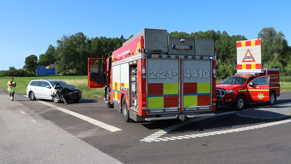 En personbil ska ha kört in i en lastbil bakifrån i Gimo under lördagsmorgonen.
