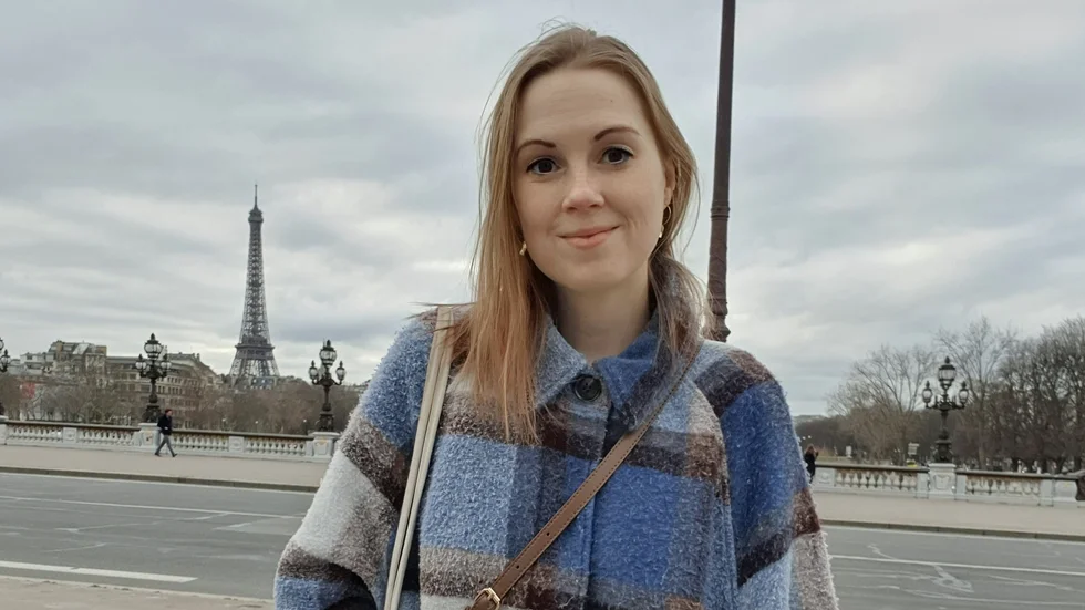 Emelie Blad, 32, bor växelvis i Nyköping och Paris. Hon promenerar gärna vid Nyköpings hus, eller vid floden Seine i Paris.