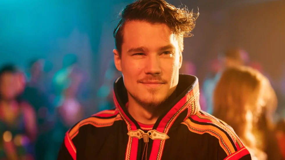 Niilá Omma gör sin skådespelardebut i filmatiseringen av "Stöld" som har premiär i Netflix den 12 april 2024.