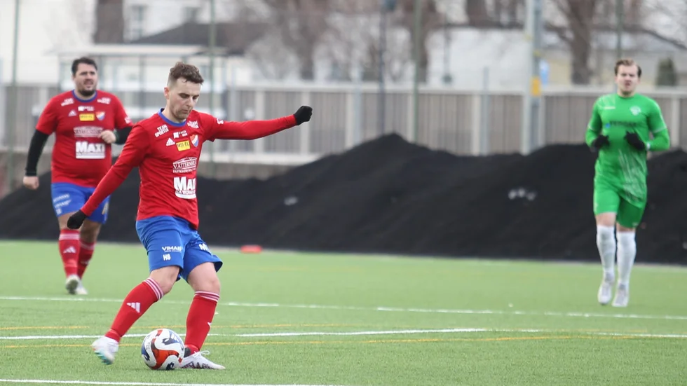 Edon Silka och Besart Kalludra startade båda i Borens IK i söndagens division 3-premiär. I en dramatisk match kunde Motalalaget bärga alla tre poängen från Jönköping när det blev 3-2 mot nykomlingen Vista.