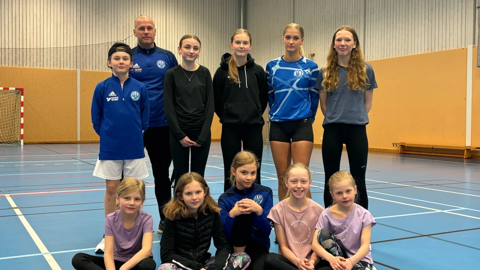 Anders Håårdh tillsammans med friidrottarna under onsdagsträningen. 