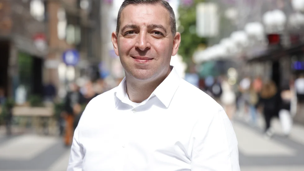 
L-politikern Roger Haddad har fått i uppdrag att utforma den obligatoriska kursen för nyanlända. 