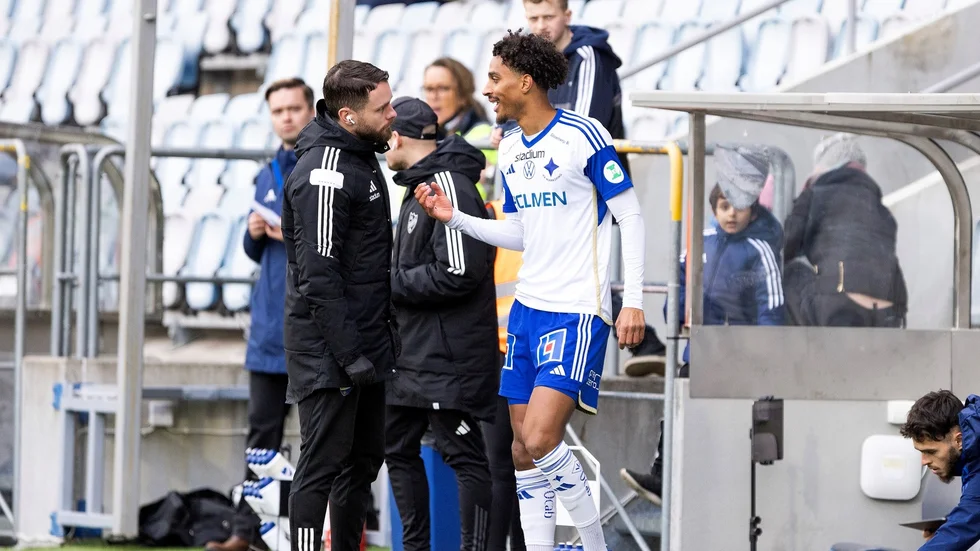 Jesper Ceesay pratar med fysioterapeuen Kristoffer Karlsson efter att ha tagit sig för låret.