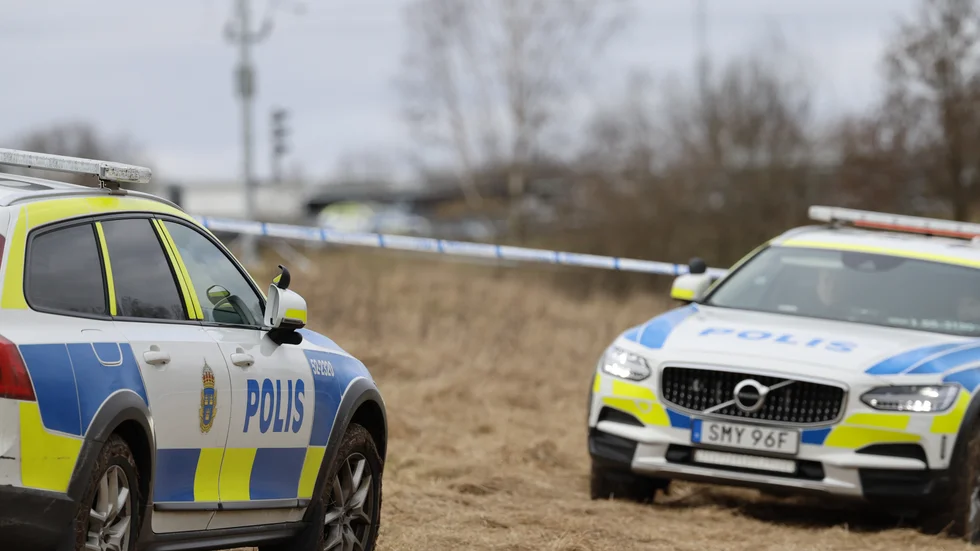 Avspärrningar och polis vid platsen där en 17-årig flicka hittades död i Marks kommun tidigare i mars. En jämnårig pojke misstänks för mordet.
