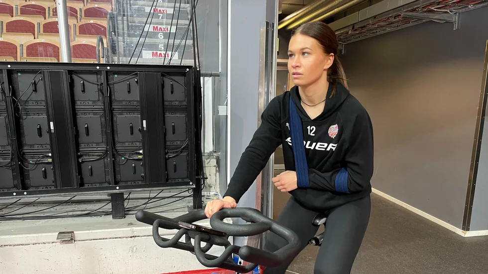 Ebba Berglund spelar skadad i finalen.
