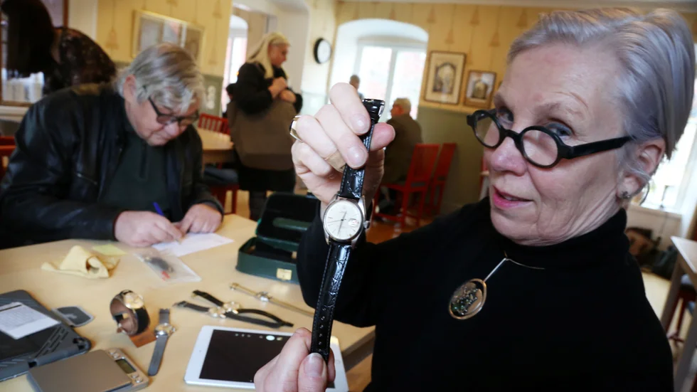 Stockholms auktionsverk letar ständigt efter nya föremål till kvalitetsauktioner. Här håller Margareta Lundström upp en äkta Rolexklocka.