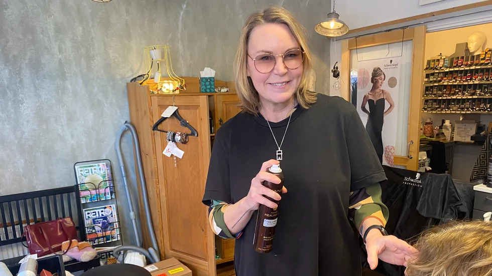 "Jag åldras med mina kunder", säger Anna Henriksson, Annorlunda Klipp, som själv är mitt i klimakteriet och vet hur man kan boosta sitt hår.