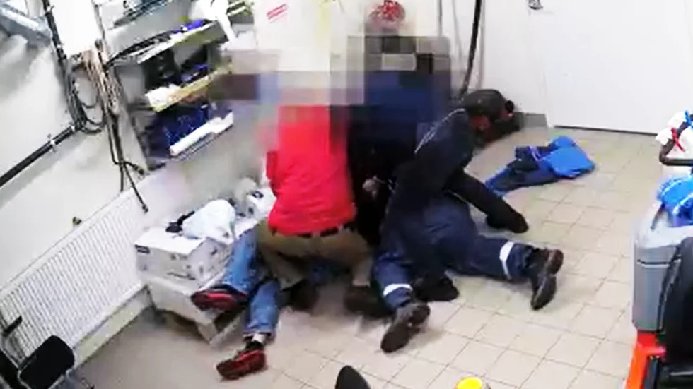 På filmen syns hur mannen som snattat glassen dras ner på golvet av tre män. Mannen som nu åtalas är klädd i svart tröja. 