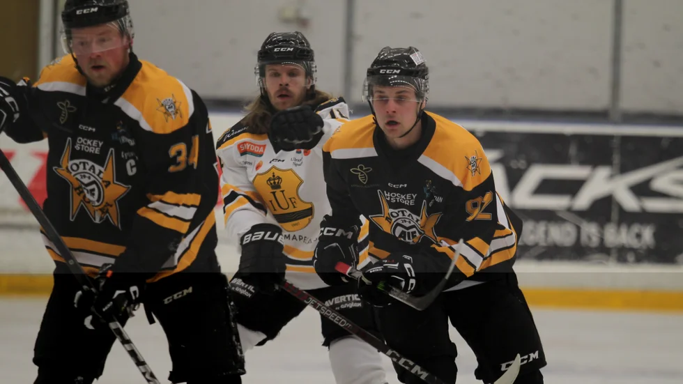 Motala AIF:s spelare Jesper Nilsson och Elias Kornehed tar sig framåt, men 1-2 blev det mot Ulricehamn och Maif är ännu inte klart för division 2. Det kan nu bli klart på fredag i stället.