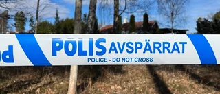 Polis kvar – "Analyserar allt möjligt som hittats i fastigheten"
