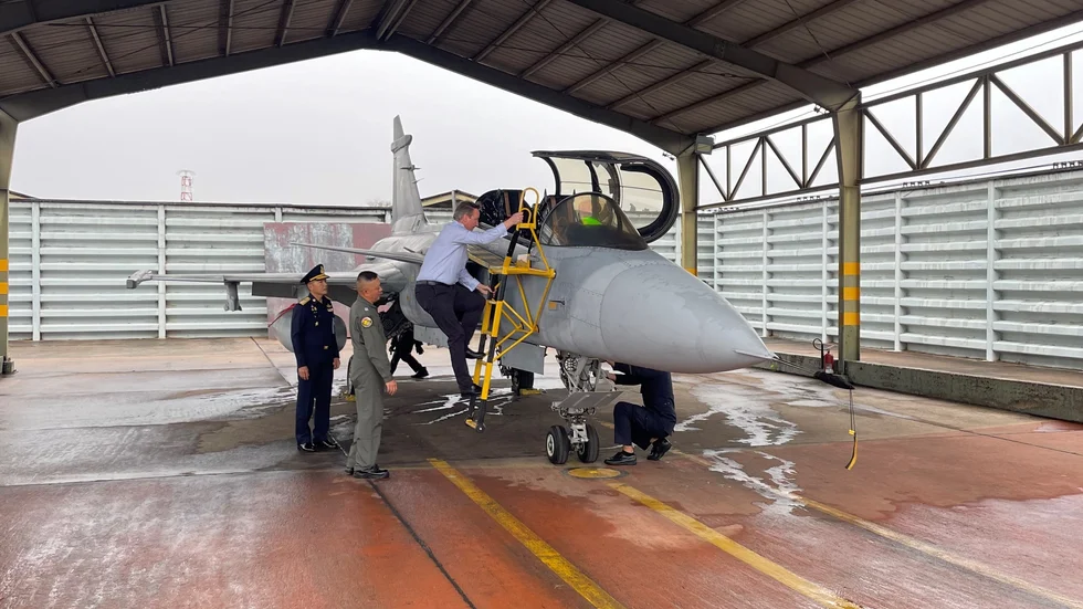David Cameron på väg att sätta sig i ett Gripen-plan. 