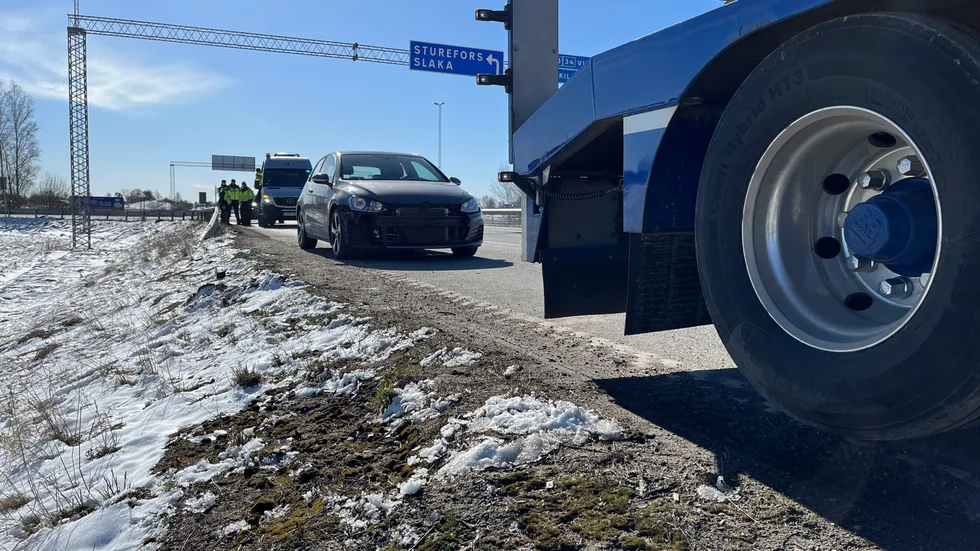 En personbil och en lastbil var inblandade i en olycka söder om Linköping på måndagsförmiddagen. Ingen kom till skada vid olyckan, meddelade räddningstjänsten.