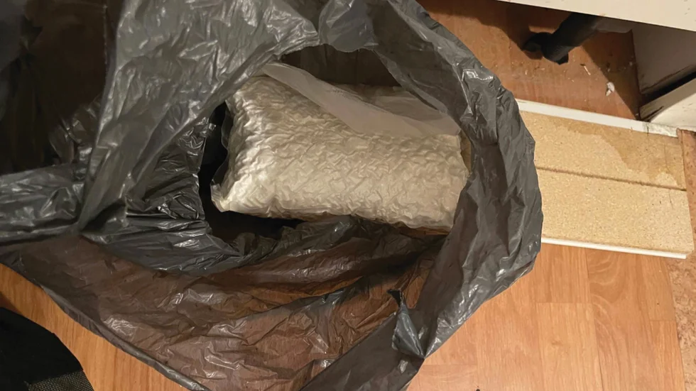 Piteåbon i 30-årsåldern åtalas för grovt narkotikabrott efter att ha gömt ett klilo amfetamin under ett skafferi.