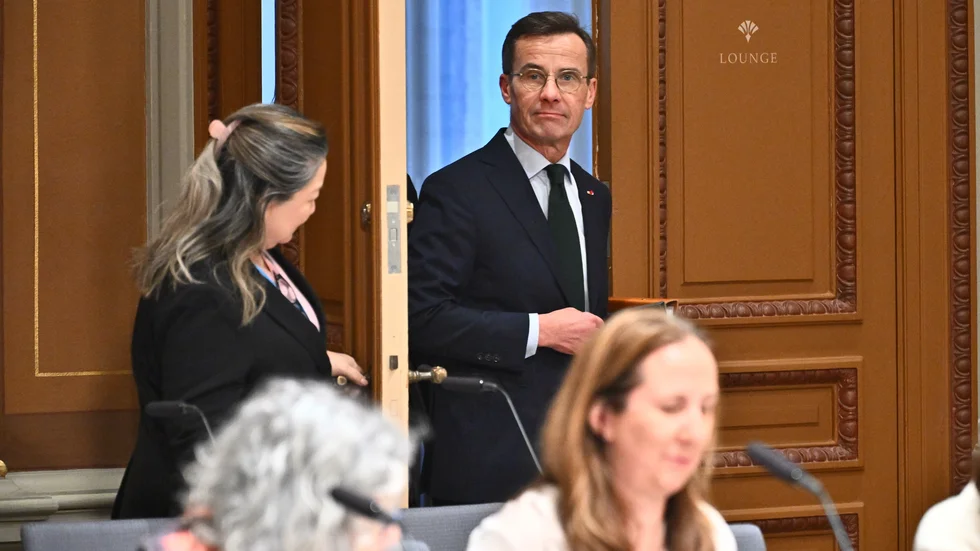 Statsminister Ulf Kristersson (M) på väg in till EU-nämndens möte.