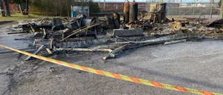 Byggnad helt nedbrunnen – polisen utreder mordbrand