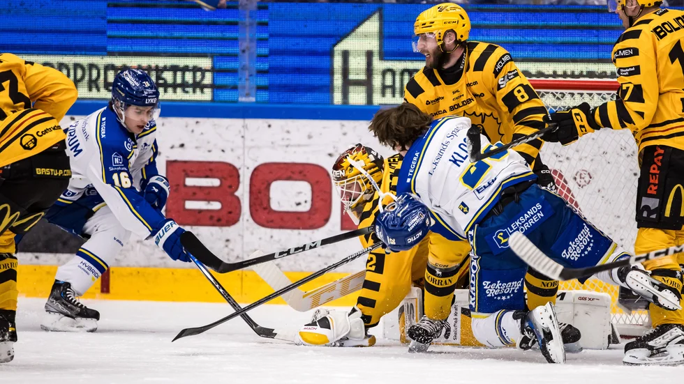 Linus Söderström stod i händelsernas centrum under matchen mot Leksand. ”Det var ett bombardemang”, säger han om första perioden.