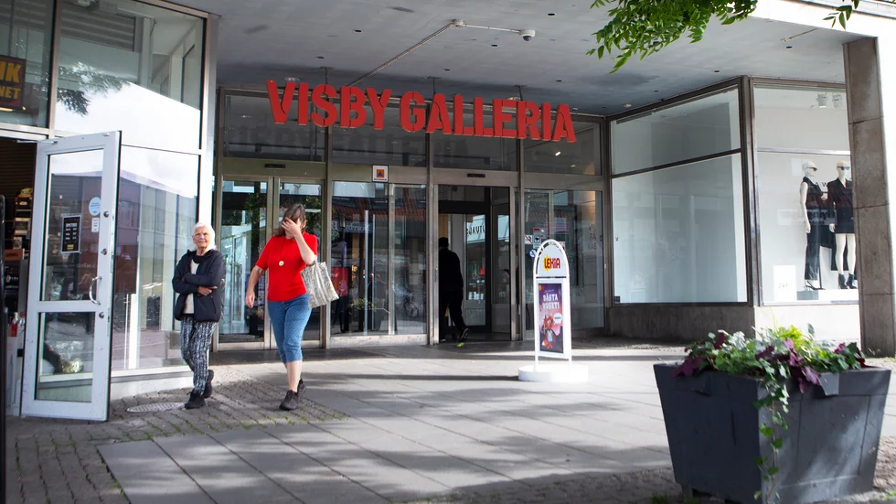 Vid Visby galleria på Östercentrum arbetar väktare och poliser nära butikspersonalen för att förhindra brott. 