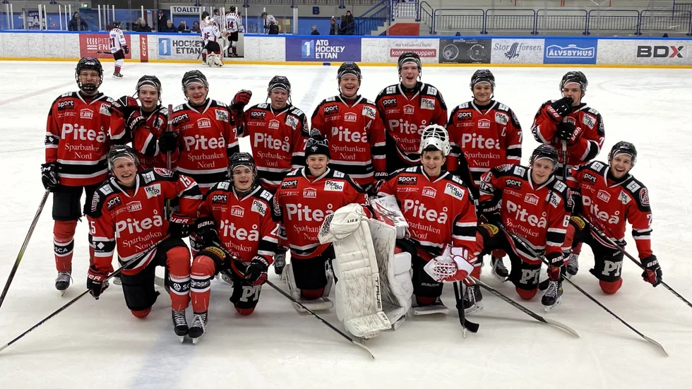 Piteå Hockeys J20-lag har gjort en beundransvärd säsong med tanke på förutsättningarna. Här en bild efter segermatchen mot Teg då Piteå bara fick ihop tolv utspelare.