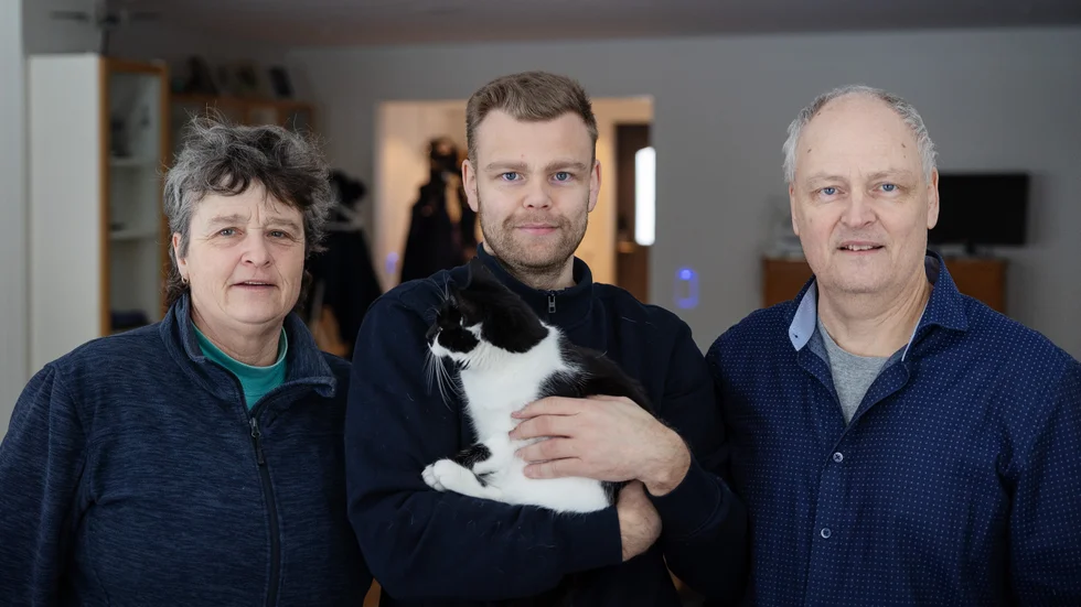 
Anette Johansson, Henrik “Werren” Westman och Per Westman säger att de fick nypa sig i armen när de för tre år sedan hittade drömboendet – en avskild gård, nära Knivsta station. Men nu kanske ett eller två av deras tre bostadshus måste rivas eller flyttas för att lämna plats åt nya järnvägsspår.