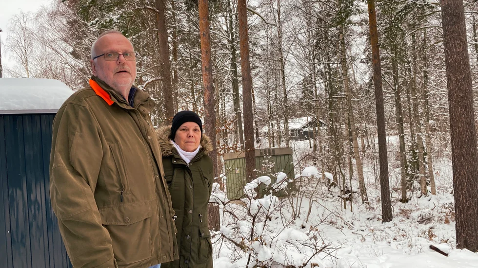 Jörg och Ines Fritsche i Ankarsrum vid de tallar som de vill ha bort.