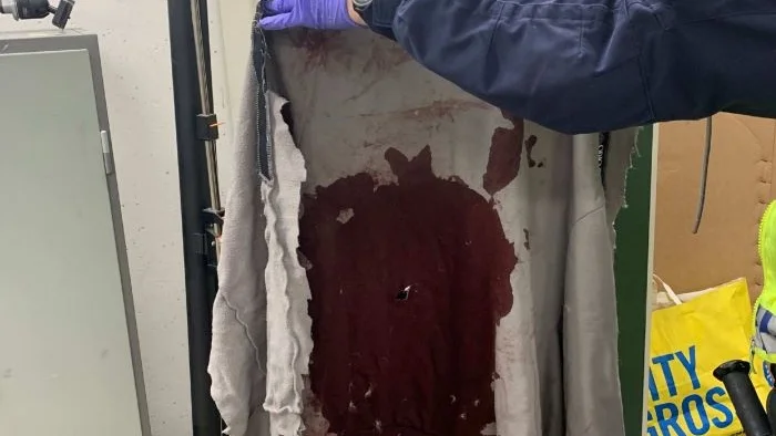 Brottsoffret fick en allvarlig knivskada i ryggen och blödde kraftigt. Här hans sönderklippta tröja. Bild ur polisens förundersökning.