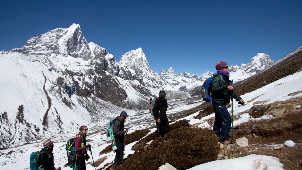 Vandrare lämnar bajset när de bestiger Mount Everest, men det ska nu ändras. Arkivbild.