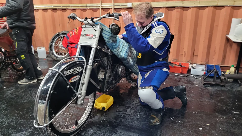 Motalakillen Seppo Siira tog sex poäng och kom tia i helgens SM-final i isracing. 870 personer kom till Gävle motorstadion för eventet.