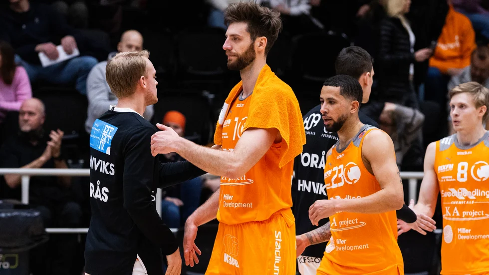 Adam Ramstedt funderar inte på att gå utomlands för tillfället. "Jag som person försöker vara väldigt här och nu och ta det match för match", säger han.