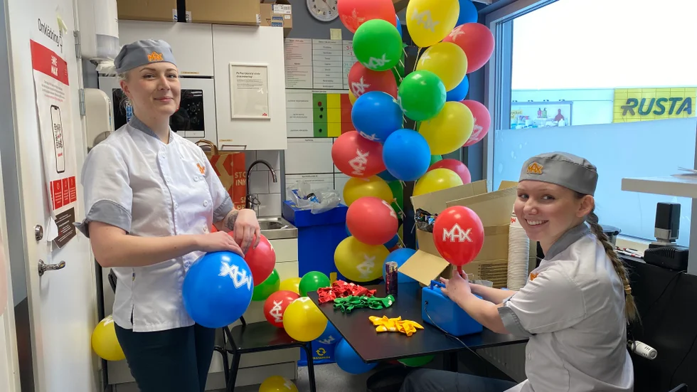 Linnea Tyrebrant och Sabina Jonsson blåser ballonger till jubileumsfirandet.