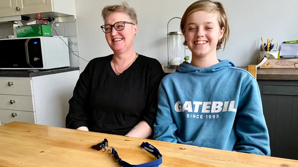 Caroline Rubell dömde handbollsmatcher i över 20 år. Nu har sonen Benjamin Adelman Rubell börjat döma bandymatcher – med mammas gamla pipa.
