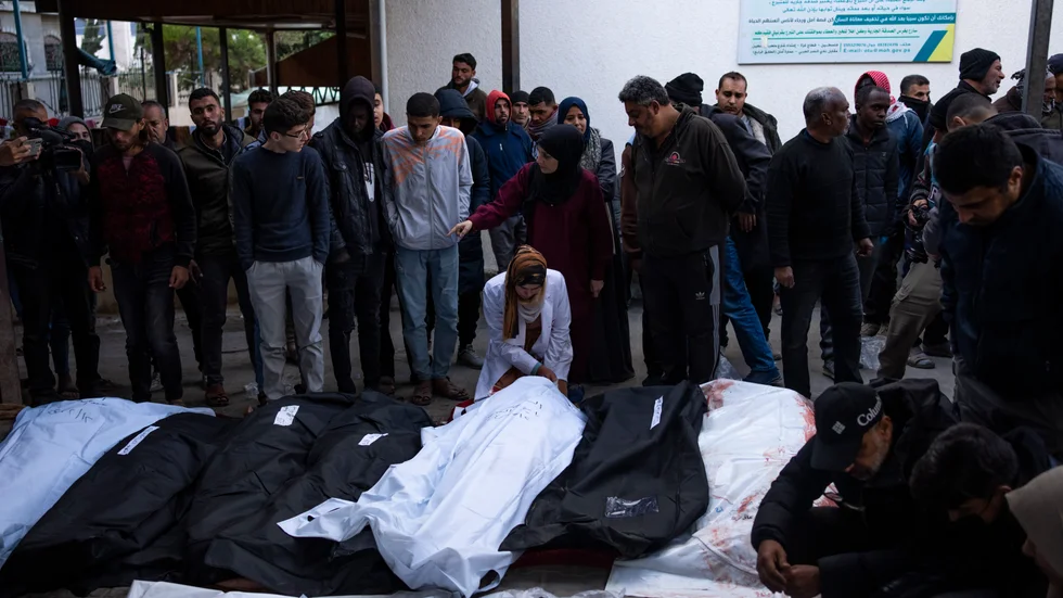Palestinier sörjer anhöriga som dödades i de israeliska attackerna mot Rafah under natten till måndagen.