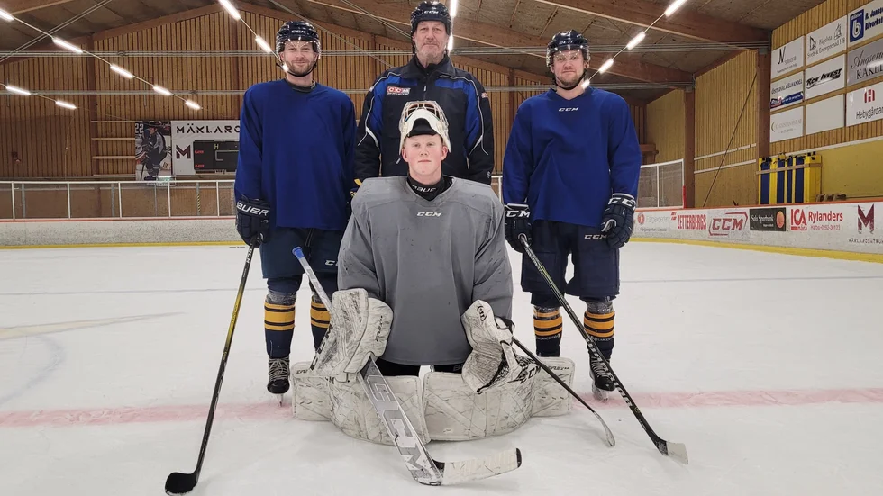 Ludvig Norstedt, Fredrik Norstedt, Viktor Norstedt och Mille Norstedt längst fram bidrar alla till att Östervålahockeyn, i alla fall a-lagsmässigt, lever vidare.