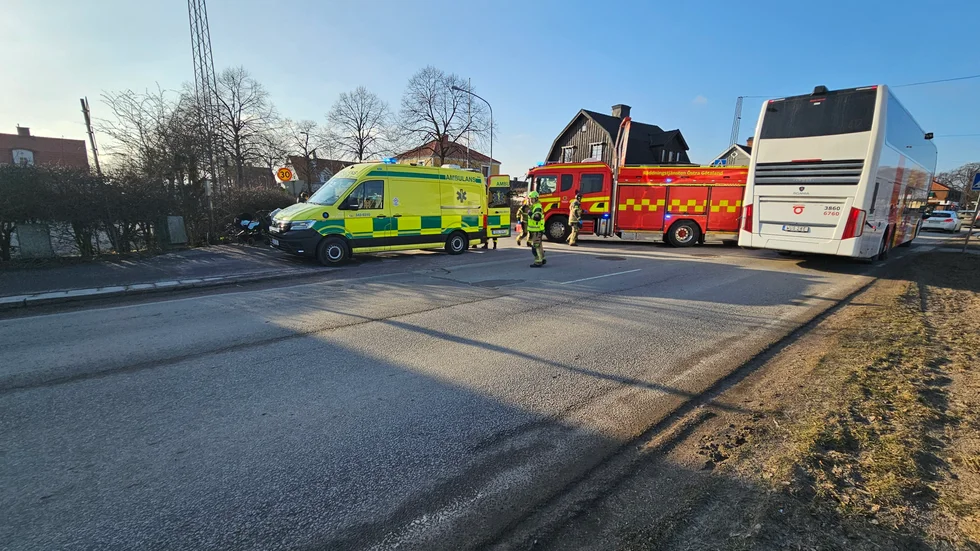 En kvinna på cykel kördes på av en cyklist och fick livshotande skador.