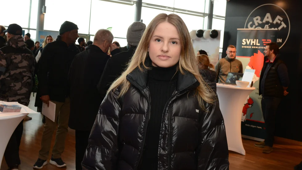 Anna Tsymbaliuk kom från Ukraina via Polen förra året tillsammans med sin nu åttaåriga dotter. "Jag jobbar på att få ett jobb. Jag har jobbat lite inom restaurang, men det är svårt hitta jobb när man inte riktigt har svenskan än."